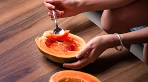 Έχεις ακούσει για τα εντυπωσιακά οφέλη της παπάγιας στην υγεία; Δες γιατί αξίζει να την εντάξεις στη διατροφή σου!