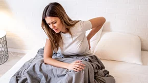 Ορθοπεδικός αποκαλύπτει: Οι 3 απλές ασκήσεις που μειώνουν τον πόνο στη μέση στο σπίτι