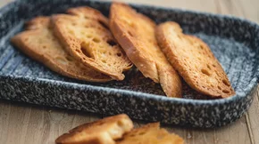 Ρυζογκοφρέτες, φρυγανιές, κράκερ, παξιμάδι: Ποια ειναι η πιο υγιεινή επιλογή;