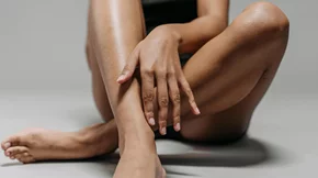 Δύο φυσικά συστατικά για πιο λεία και απαλά γόνατα