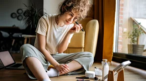 Πώς θα επιλέξεις σωστά το χρώμα του foundation (και γιατί τόσο καιρό το έκανες λάθος)