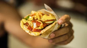 Σουβλάκι vs. πίτσα: Ποιο street food είναι πιο υγιεινό;