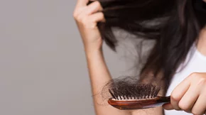 Υπερβολική τριχόπτωση: Μπορεί να οφείλεται στην απώλεια βάρους;