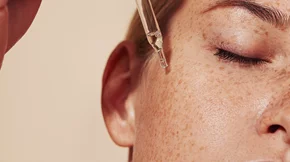 Το οικονομικό serum που χαρίζει εφέ botox σε μισή ώρα