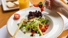 Οι κανόνες για το μεσημεριανό που δεν παχαίνει (οι τροφές, οι σος σαλάτας και τι θα φας έξω)