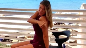 Οι 4 θαυματουργές ασκήσεις τρικεφάλων με μια καρέκλα από την Χριστίνα Μαυρίδου