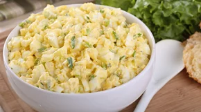 Αυγοσαλάτα: Μια υγιεινή εκδοχή της (το υλικό που μπορείς να βάλεις αντί για μαγιονέζα)