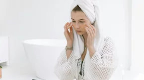 3 γρήγορα κόλπα μασάζ προσώπου για να 'σηκώσεις', να συσφίξεις και να αποτοξινώσεις το δέρμα