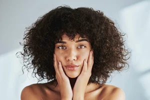 Skin Longevity: Η skincare τάση που σταματά να πολεμά τον χρόνο - εικόνα 1