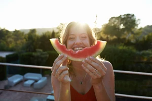 Πέντε φρούτα και λαχανικά που μας βοηθάνε να παραμένουμε ενυδατωμένοι το καλοκαίρι - εικόνα 1