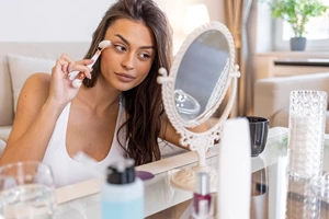 Μήπως το πρωινό πλύσιμο προσώπου σου κάνει κακό; Η τάση του "Skip Care" που διχάζει τους ειδικούς - εικόνα 1