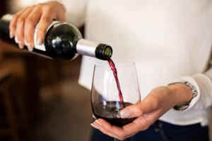Ένα ποτήρι κρασί τη μέρα: Τι (μπορεί να) κάνει στον εγκέφαλο - εικόνα 1