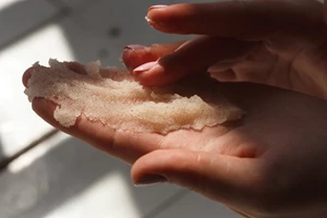 Dry brushing στο σώμα: 5 λόγοι για να το κάνεις εβδομαδιαία - εικόνα 1
