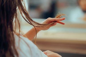 Yoga for hair growth: Οι 3 asanas που θα "μακρύνουν" τα μαλλιά σου - εικόνα 1