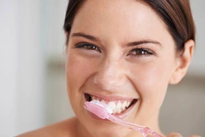 3 συνήθειες που οδηγούν σε κίτρινα δόντια και... στον οδοντίατρο - εικόνα 1