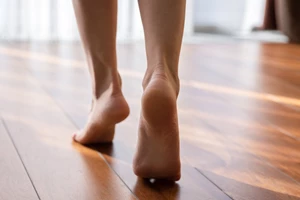 Σαγιονάρες: Μπορεί το πιο άνετο "παπούτσι" να βλάψει τα πόδια μας; - εικόνα 1