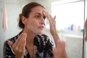 Ξύπνα χωρίς ρυτίδες: Ο οδηγός του Shape για σωστό Face Taping - εικόνα 1