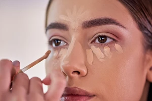 Πώς θα εφαρμόσεις σωστά το concealer - εικόνα 1