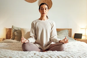 Αντίο Clean Girl, καλωσήρθες Cloud Girl: Πώς να φορέσεις την πιο "wellness" απόχρωση του 2026 - εικόνα 1