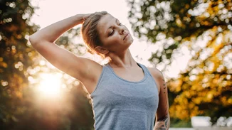 Πονάει το γόνατο, η πλάτη ή ο αυχένας; 3 ασκήσεις που μπορείς να κάνεις στο σπίτι