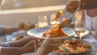 Τα καλύτερα comfort foods για κάθε ζώδιο όταν έχει κρύο - spoiler: δεν είναι πάντα υγιεινά [εκτός από τα 3 ζώδια που ακόμα και στο splurge τρώνε σωστά]