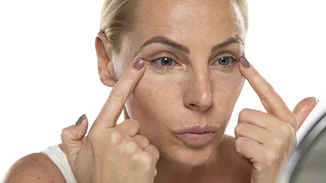 Τα κονσίλερ που δεν τονίζουν ρυτίδες: 7 επιλογές που λατρεύουν οι γυναίκες άνω των 40