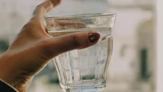 "Σαν φυσικό φίλτρο": Η απλή συνήθεια που μπορεί να μειώσει τα βαρέα μέταλλα από το νερό