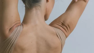 Ραγάδες στους ώμους: Τι τις προκαλεί και πώς να τις αντιμετωπίσεις;