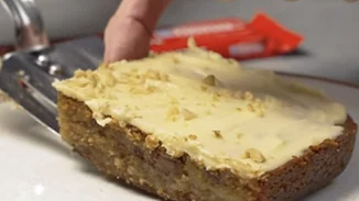 Στόλισμα δέντρου χωρίς αυτό το γλυκό; Η μελομακαρονόπιτα που θα γεμίσει το σπίτι άρωμα Χριστουγέννων