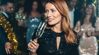 Θερμίδες στο αλκοόλ: Πόσες κρύβει κάθε ποτό που πίνεις στις γιορτές;