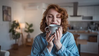 Καθιστική ζωή; Αυτό το ρόφημα μπορεί να "ακυρώσει" τη ζημιά από το καθισιό