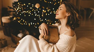 Χριστούγεννα για ενήλικες: Πώς να ζήσεις τις γιορτές με λιγότερο άγχος και περισσότερη χαρά