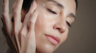 Σαν φρεσκοστημένος χυμός πορτοκάλι: Η κρέμα με βιταμίνη B3 που επαναφέρει τη λάμψη στην επιδερμίδα