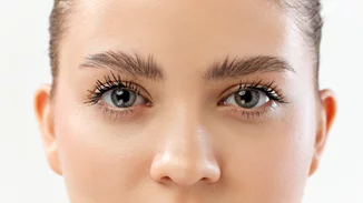 Θέλεις βλεφαρίδες σαν ψεύτικες; Βρήκα 3 pro tips για μήκος και όγκο με τη mascara που έχεις ήδη