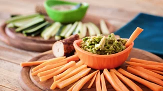 5 ιδέες για αλείμματα που συνοδεύουν τέλεια στικς λαχανικών και κριτσίνια