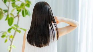 Ζιγκ-ζαγκ scalp massage: Το viral scalp massage που υπόσχεται λιγότερη τριχόπτωση