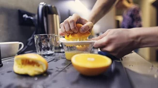 Νέα έρευνα: Το εκπληκτικό όφελος του χυμού πορτοκαλιού εκτός από τη βιταμίνη C