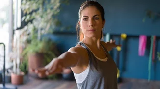 Σύσφιξη χεριών: Η άσκηση που σμιλεύει τα χέρια μετά τα 40