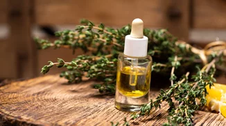 Βάζεις δεντρολίβανο στο δέρμα για επούλωση πληγών και ουλές; Τι λέει η επιστήμη για το viral trend