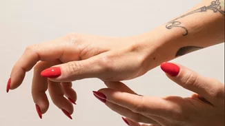 Red Nail Theory: Γιατί τα κόκκινα νύχια τραβάνε βλέμματα (τι λέει η ψυχολογία)