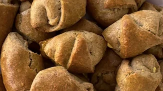 Συνταγή 90s: Τα "σχολικά" τυροπιτάκια που εξαφανίζονται σε 10 λεπτά