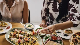 Τρεις τροφές που πρέπει να μειώσεις για την υγεία του εντέρου