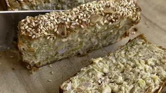 Αλμυρό κέικ με κολοκυθάκια και φέτα - ιδανικό αν έχεις θέμα με το σάκχαρό σου!