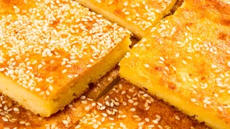 Εύκολη τυρόπιτα χωρίς φύλλο με σιμιγδάλι - Το ιδανικό σνακ για κάθε στιγμή