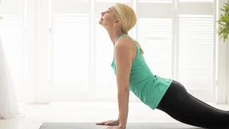 Μπράτσα που χαλάρωσαν: 5 ασκήσεις των 10' που συσφίγγουν τα χέρια μετά τα 50 – χωρίς βάρη