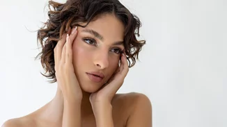 Πώς να κάνεις τα μάτια σου να φαίνονται μεγαλύτερα με eyeliner (βήμα-βήμα)