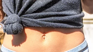 Καστορέλαιο στον αφαλό; Το Ayurvedic beauty tip που κρύβει βαθιά σοφία