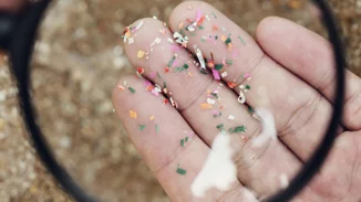 Αυτό το απλό λάθος γεμίζει το σώμα σου με 90.000 μικροπλαστικά τον χρόνο!