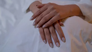 Το μικρό step που κάνει το μανικιούρ σου να δείχνει "ακριβό" (ακόμα και χωρίς βερνίκι)