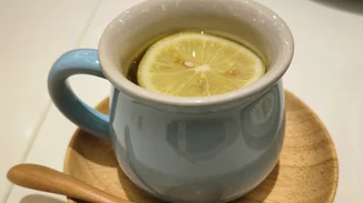 Χλιαρό νερό με λεμόνι: Μπορεί να "αποτοξινώσει" τον οργανισμό; Τι απαντάει η επιστήμη